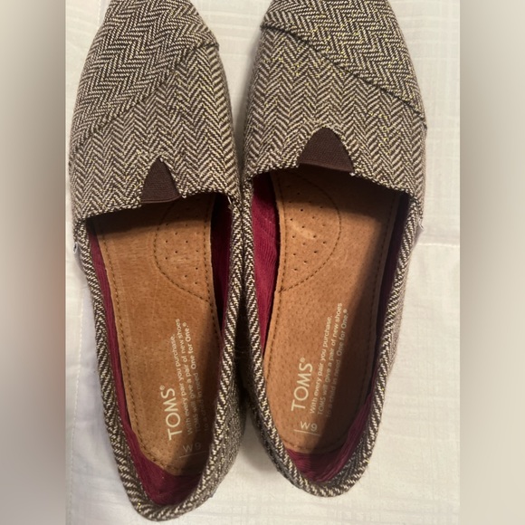 EUC Toms slip on shoes. Size 9 - Picture 2 of 7